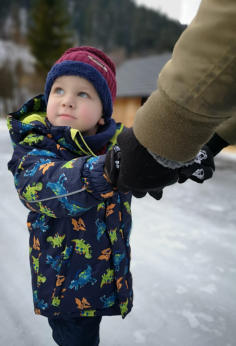Kinder auf einem gemeinsamen Spaziergang im Winter