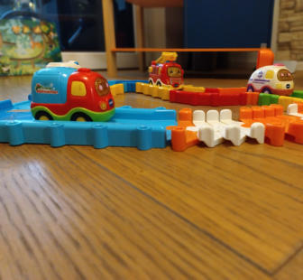 Aufgebaute Spielzeug-Eisenbahn auf dem Boden
